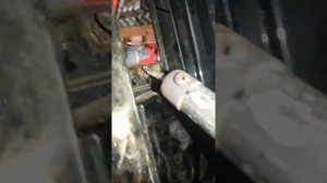 Как извлечь обломок закисшего самореза из пластика