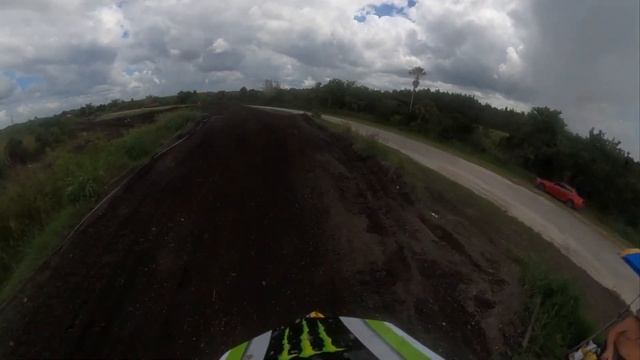 FIRST TIME ON A DIRT BIKE 450 смотреть онлайн