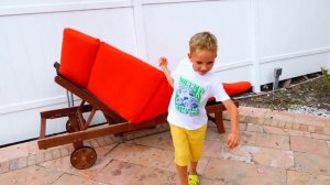 Влад и Никита строят детский надувной домик