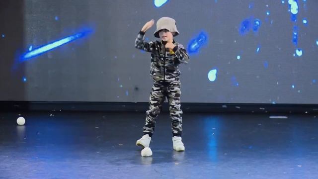 Денис Пропалов (6 лет) танец Hip Hop Original 25.12.2019 смотреть онлайн