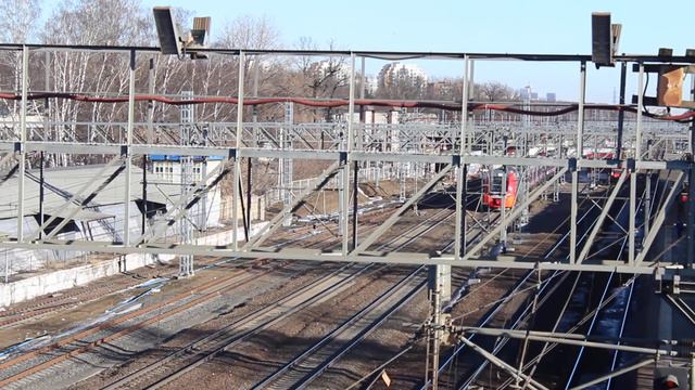 Манёвры электровоза ЭП2К и электропоезд "Ласточка" на станции Химки смотреть онлайн