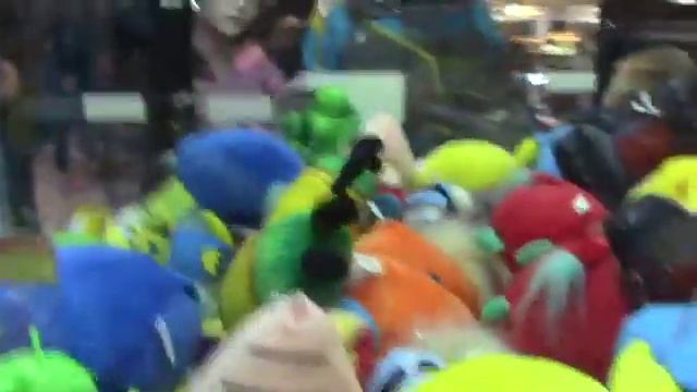 $5 Challenge at the Perkins Claw Machine! смотреть онлайн