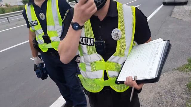 Заставил патрульного показать удостоверение на камеру. смотреть онлайн