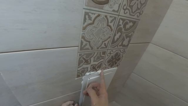 Монтаж ревизионного лючка (металлического). Туалет. Короб облицован плиткой. смотреть онлайн