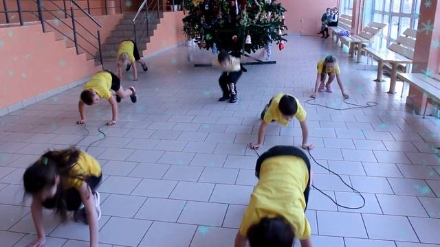 Новогодний флешмоб учеников 2в класса школы №12 смотреть онлайн