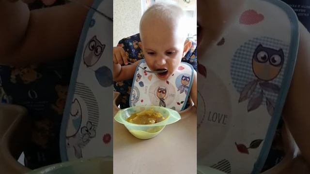 Сынок. Ребёнок сам кушает суп. по усам текло. вкусный суп. смотреть онлайн