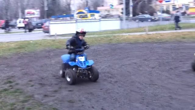 малый в четыри года на квадроцикле смотреть онлайн