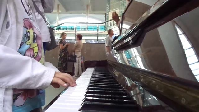 #Синегорье. Девочка играет на пианино ... смотреть онлайн