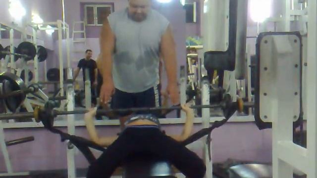 Жим лежа на БМВ с резиной 32.5 кг. 29.09.10 Наумова Марьяна смотреть онлайн