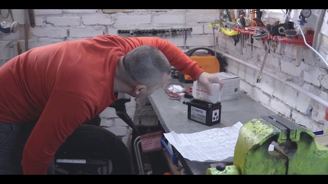 Активация и замена сухозаряженного аккумулятора Varta (508 012 008) на мотоцикле Suzuki GSR750 смотреть онлайн