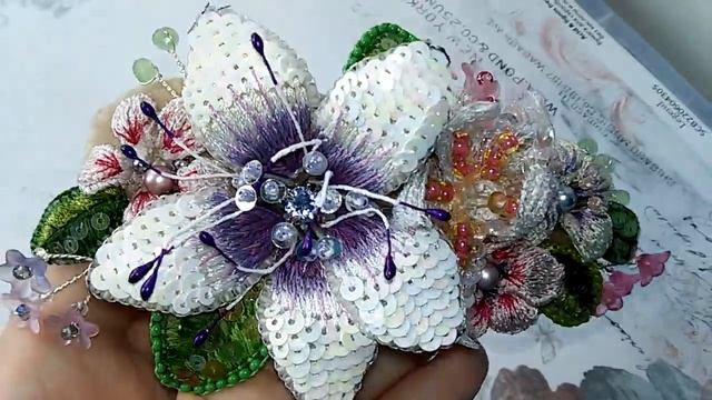 Заколка с цветами, вышитыми пайетками и вискозными нитками. смотреть онлайн