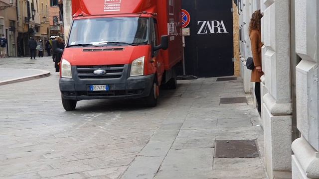 Италия Падуя стритстайл и пальто  коралловое