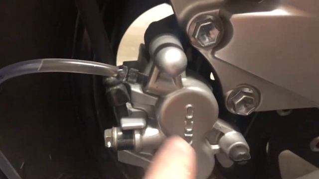 How To Change BRAKE OIL on Motorcycle - SUZUKI INTRUDER M800 смотреть онлайн