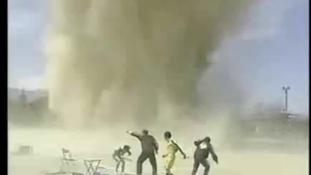 Торнадо на футбольном поле смотреть онлайн