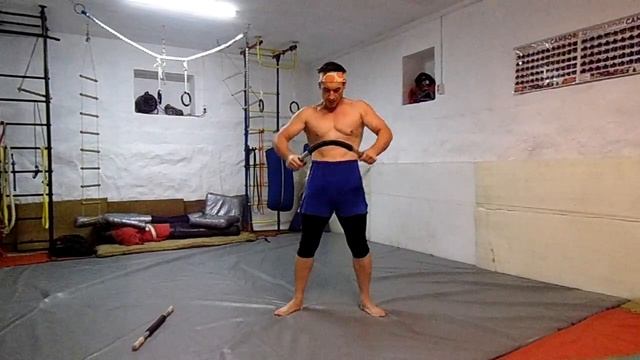 Упражнения с пружинном палкой-эспандером