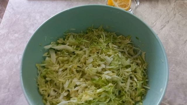 Салат из молодой капусты с огурцом. смотреть онлайн