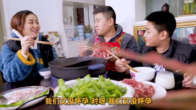 【超小厨】这老公竟然对媳妇动手？父子俩吃牛羊火锅，给媳妇准备生鱼片还遭嫌弃 смотреть онлайн