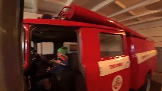 Пожарная часть экскурсия / Как Семён друга Пашу водил смотреть пожарные машины. смотреть онлайн