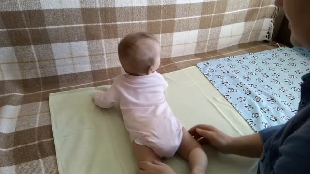 Как научить ребёнка переворачиваться в 3-6 месяцев смотреть онлайн