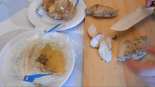 Буженина из куриной грудки( запеченная и приготовленная на пару). Украшения блюд- цветы из огурца. смотреть онлайн