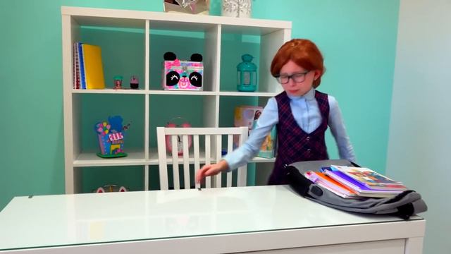 Stacy y Alice demuestran TIPOS DE ESTUDIANTES EN CLASE - Historia escolar para niños смотреть онлайн