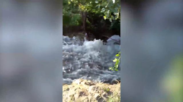 Водопад из питьевой воды. На Черевковке очередной порыв. смотреть онлайн