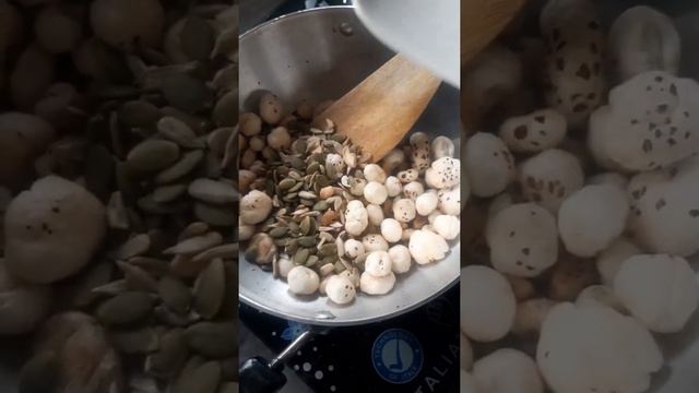 Healthy Roasted oats and Makhana rcepie | Breakfast idea | Tasty dish 😋 смотреть онлайн