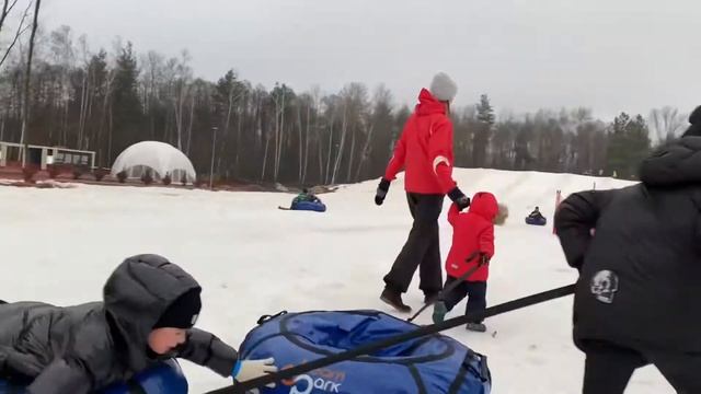 Немного зимней сказки , снег, плюшки, горки, счастье. Ванюшке 5л10м, Давидику 2г5м. смотреть онлайн