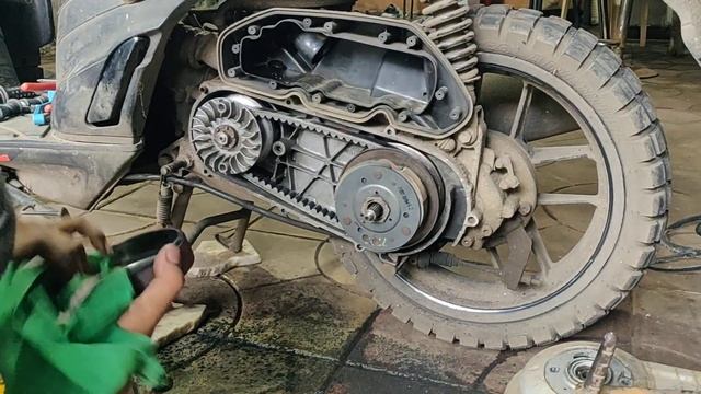 Aprilia SR 150 Clutch cable replacement смотреть онлайн