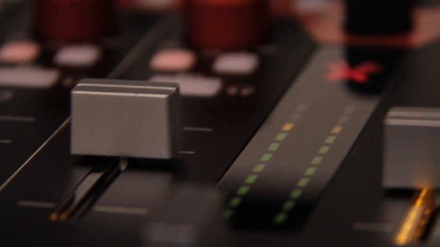 Vestax VCI 400 DJ Controller [NAMM 2012 First Look] | UniqueSquared.com смотреть онлайн