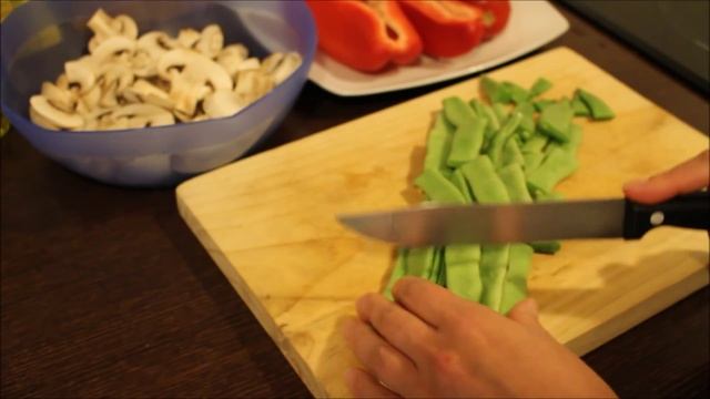 Испанский вкусный горячий салат. Простое блюдо из овощей. Испанская кухня. смотреть онлайн