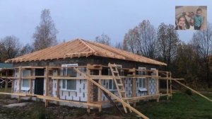 4-й этап.Кровля готова! 4-х скатная крыша из металлочерепицы).Приехал отец помочь.Строительство дом