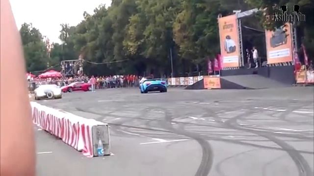 Розбил Bugatti Veyron смотреть онлайн