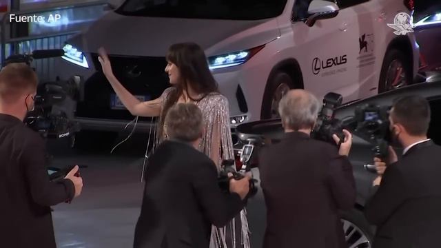 Dakota Johnson sorprende en capítulo de “Escorpión al Volante” смотреть онлайн