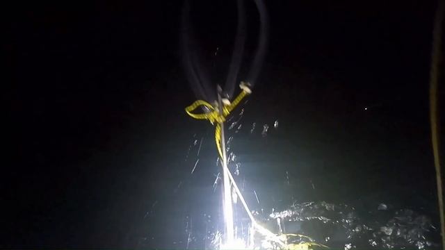 粉絲冒險趕海被困海上，阿峰接到電話立馬出發，差點被海浪拍翻！【探海漁人】 смотреть онлайн