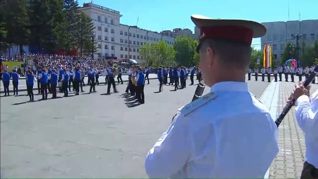 Детский духовой оркестр играет на шествии в честь Дня города Хабаровска смотреть онлайн