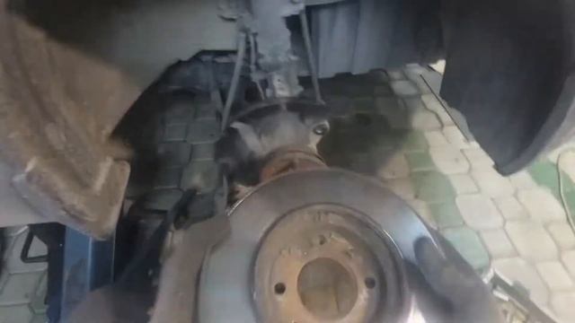 Kia. Rio 3. Замена передних тормозных дисков и колодок. смотреть онлайн