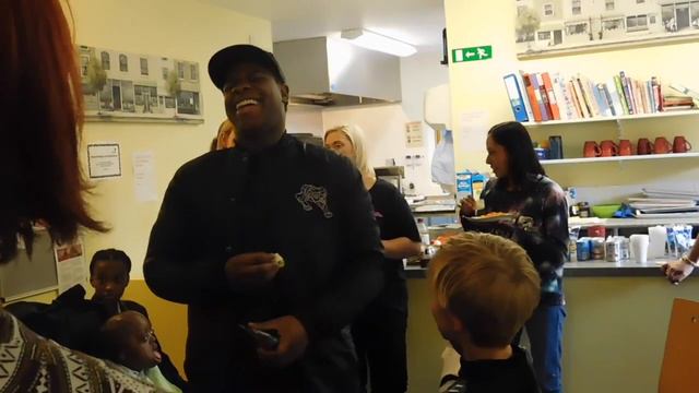 Star Wars actor John Boyega visits Demelza смотреть онлайн