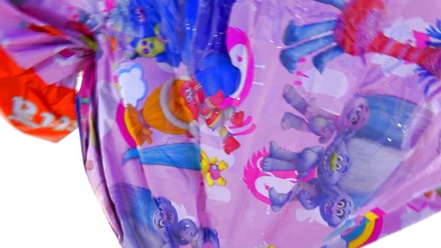 Открываем большое шоколадное яйцо с сюрпризом ТРОЛЛИ Бабушкины Сказки смотреть онлайн