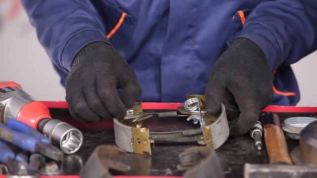 Wie MERCEDES (W168) Bremsbacken und Bremstrommeln hinten wechseln [AUTODOC TUTORIAL] смотреть онлайн