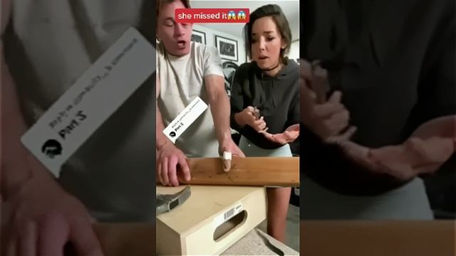 Прибил палец и позвал жену))) смотреть онлайн
