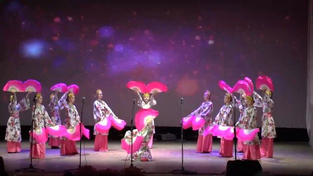 Китайский танец с веерами