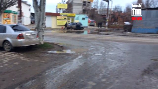 В Керчи месяц никто не может решить проблему с болотом в жилом дворе смотреть онлайн