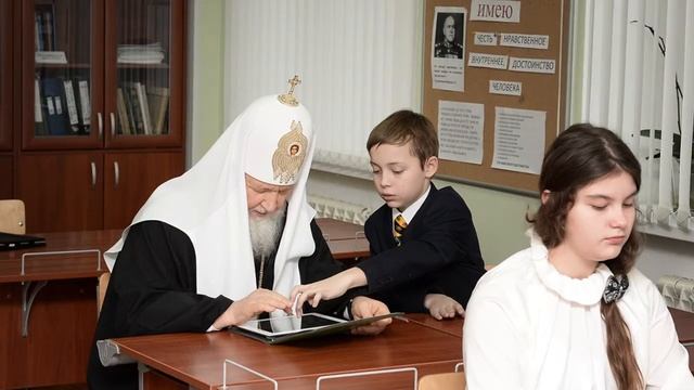 Патриарх Кирилл побывал в роли школьника смотреть онлайн