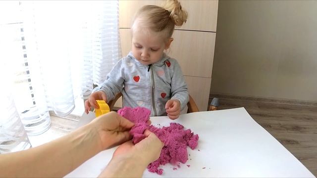 Kira plays with kinetic sand / Распаковка кинетического песка смотреть онлайн