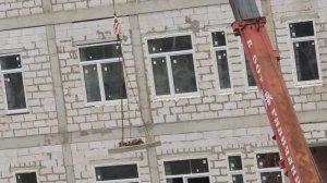 Автокран подает на стройку