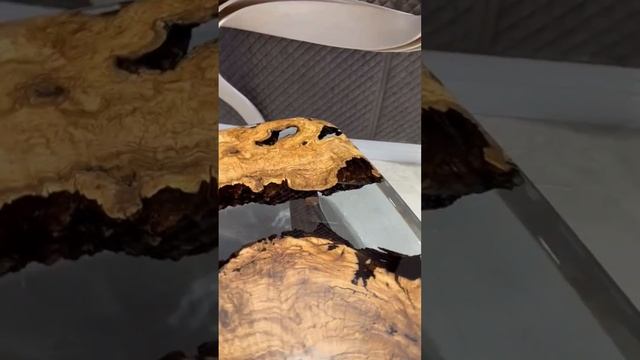 Уникальный журнальный стол с ножками из массива дерева с эпоксидной смолой. смотреть онлайн