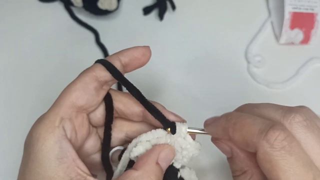 Уэнсдей Аддамс брелок крючком. Куколка Wednesday из плюша смотреть онлайн