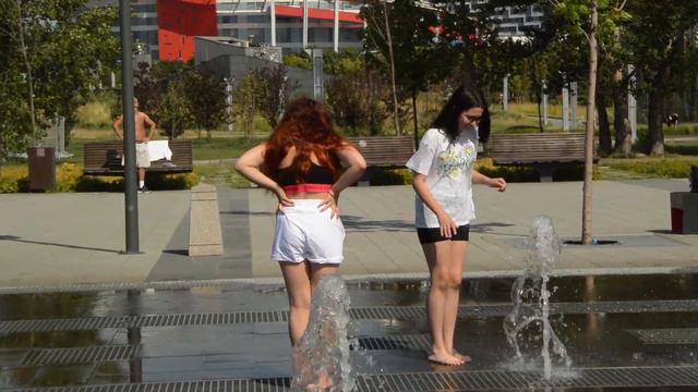 Girls and fun fountain games-1! / Девушки и веселые фонтанные игры-1! смотреть онлайн