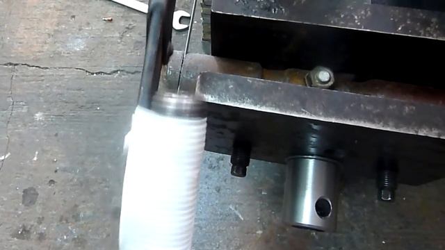 Самодельная механическая пила. Первый рез :) / Homemade power hacksaw. The first cut :) смотреть онлайн